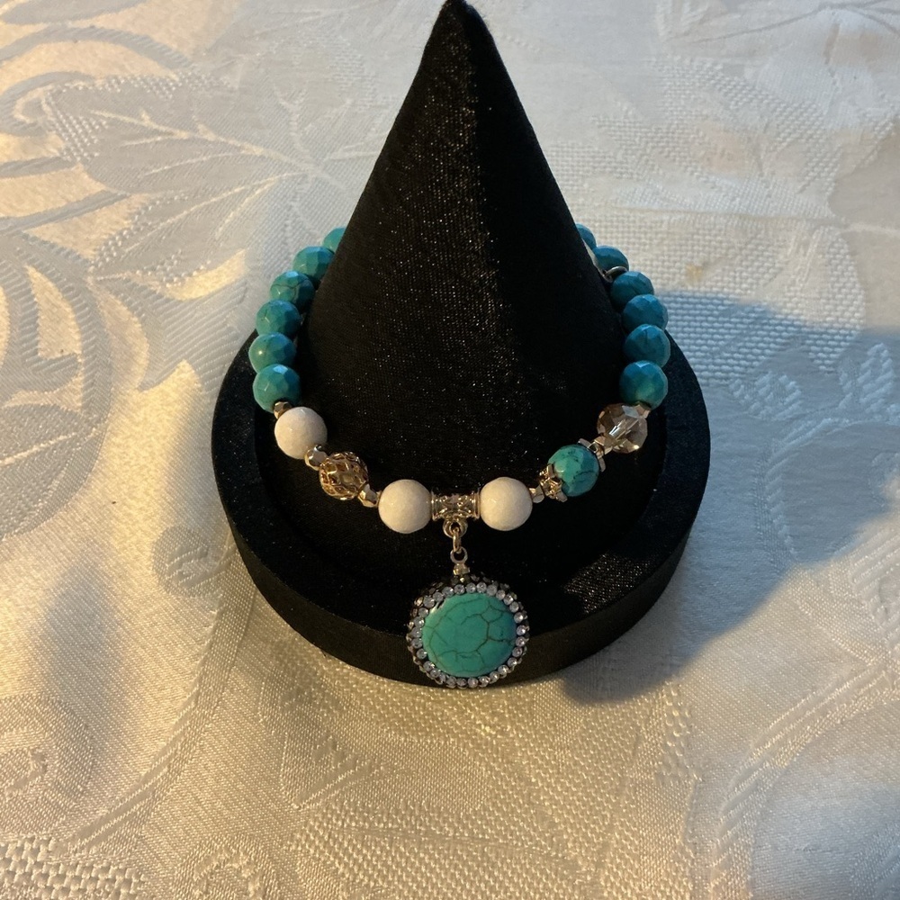 Natasha Accessories Turquoise and White Glass Gold Tone Stretch Bracelet
